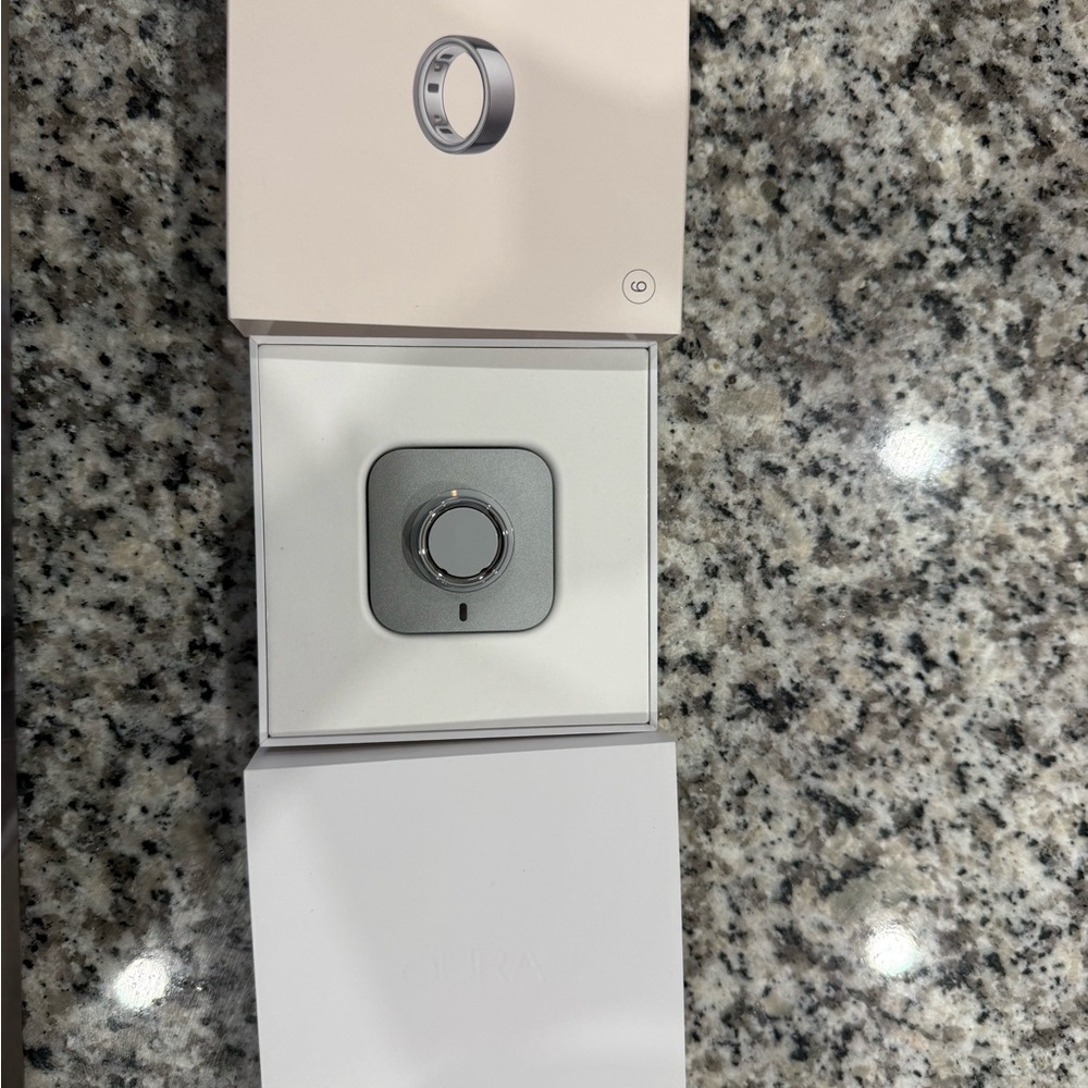 Oura Ring 4 - Sleek Silver Design - Picture 4 of 4